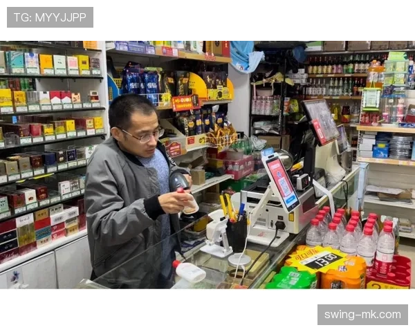 菲利克斯的早餐桌像个补剂小超市，单瓶价格能付我半个月房租